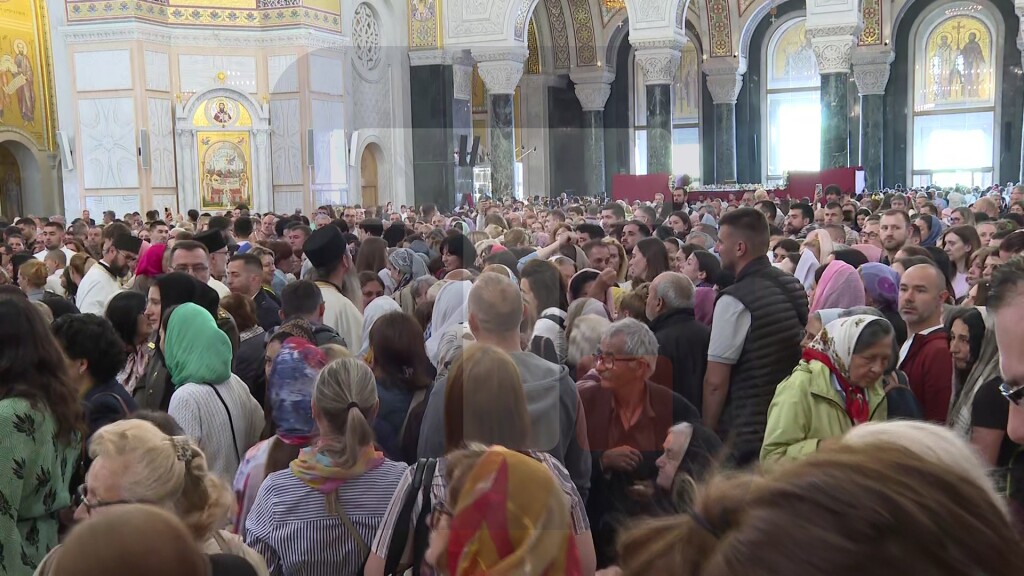 Porfirije održao liturgiju uz prisustvo velikog broja vernika u Hramu Svetog Save