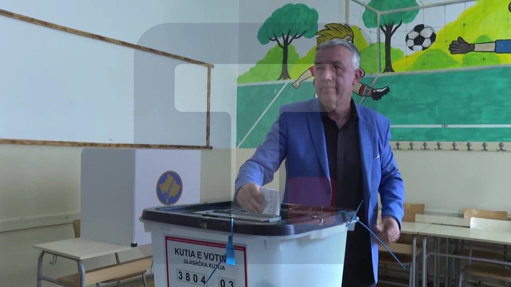Elek glasao u K. Mitrovici, na glasanje došao u pratnji članova i simpatizera SL