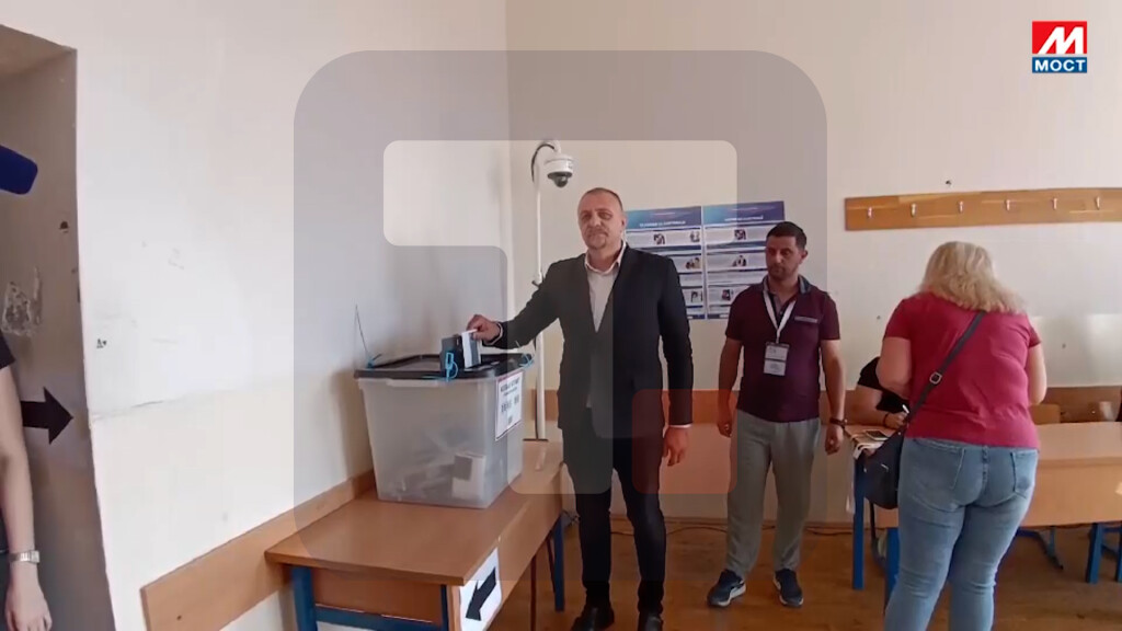 Zaporožac glasao na biračkom mestu u Raški