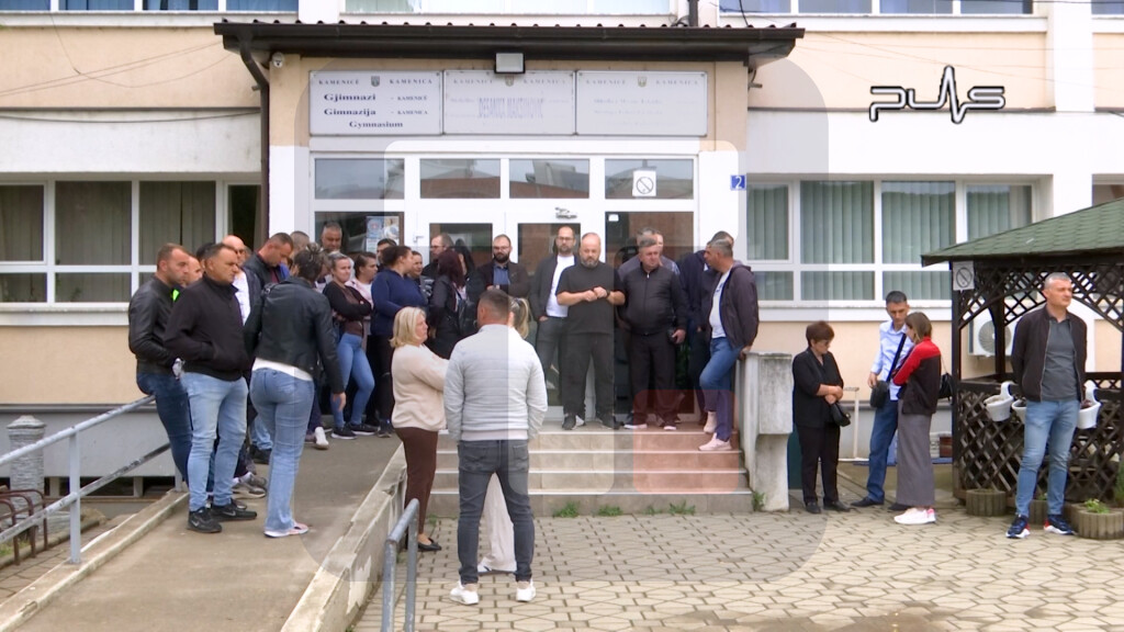 U Kosovskoj Kamenici protest zaposlenih u školama zbog hapšenja dvojice direktora