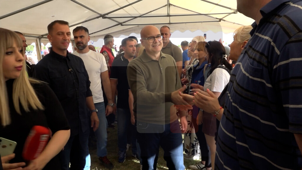 Vučević razgovarao sa građanima u mestu Deronje