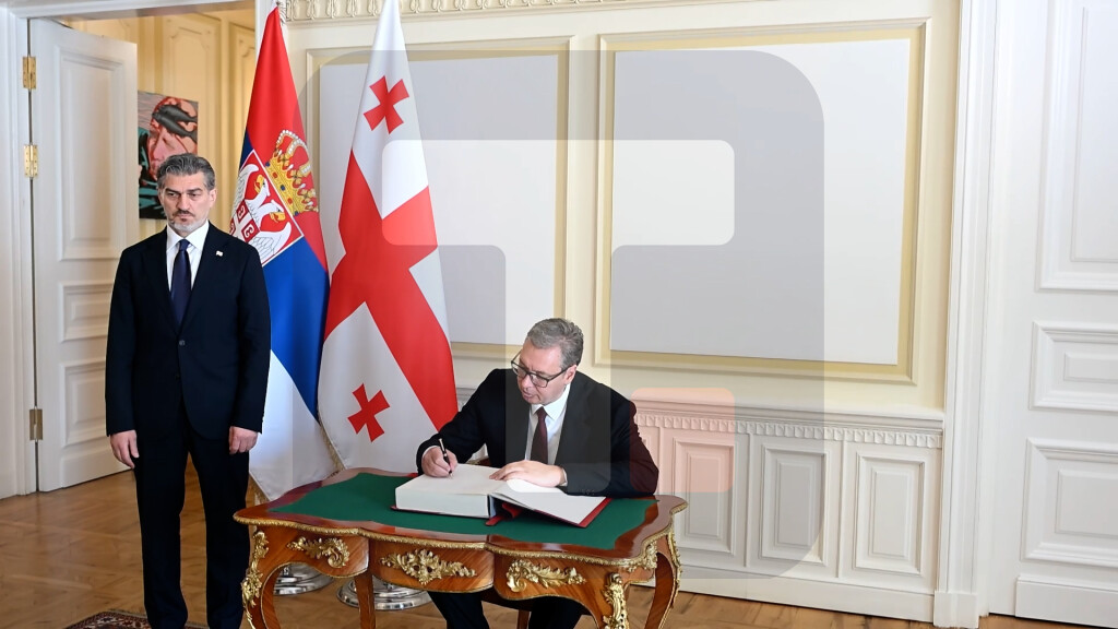 Vučić se upisao u knjigu počasnih gostiju u Predsedničkoj palati u Tbilisiju