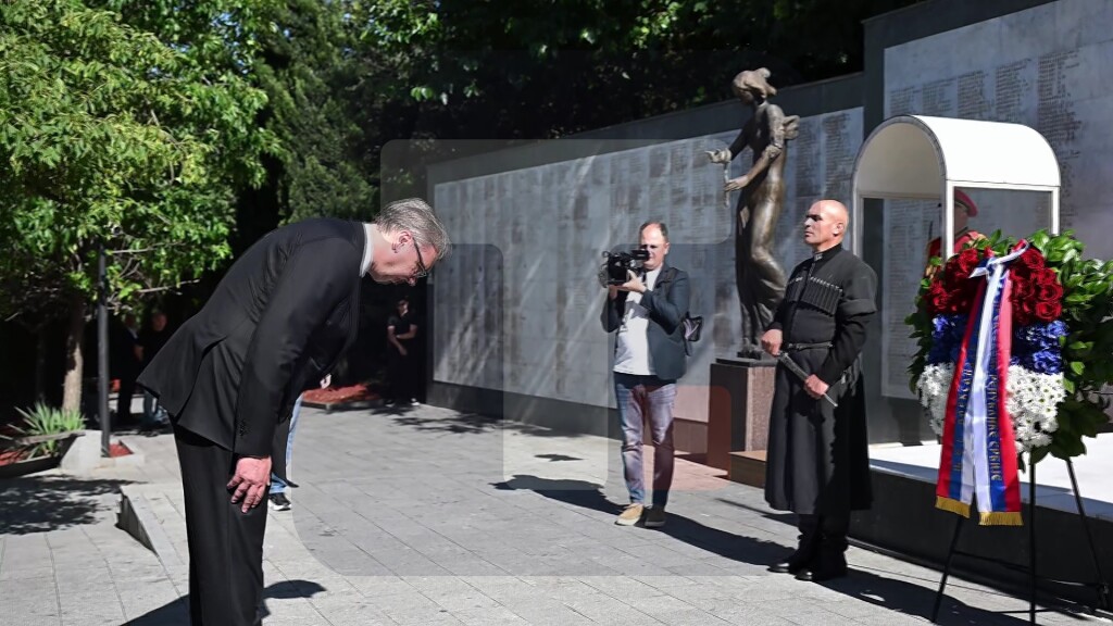 Vučić položio venac na Spomenik herojima u Tbilisiju