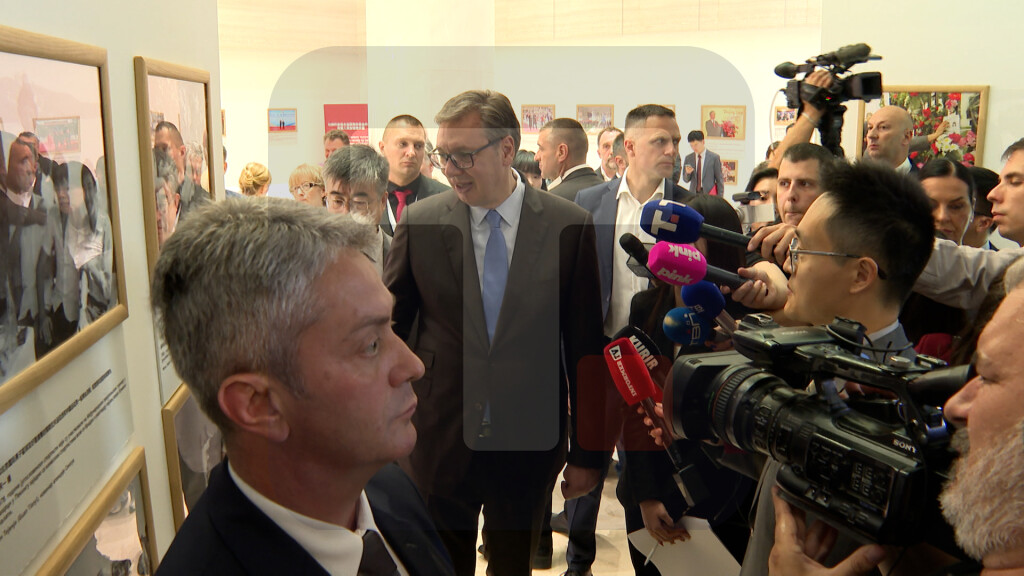 Vučić u obilasku izložbe fotografija o istoriji prijateljstva Srbije i Kine