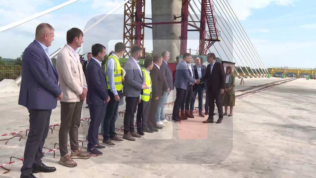 Spaja se glavna konstrukcija na mostu preko Dunava kod Novog Sada, prisustvuje Vučić
