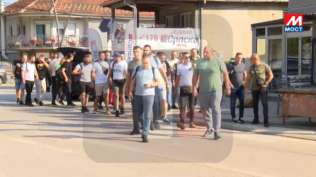 Grupa meštana Zubinog Potoka organizovano je krenula u Beograd