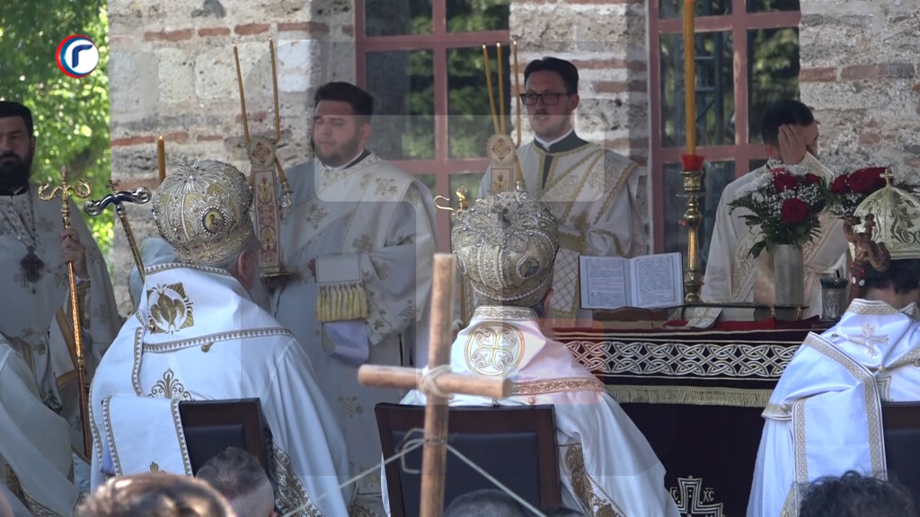 U manastiru Gračanica liturgija povodom Vidovdana