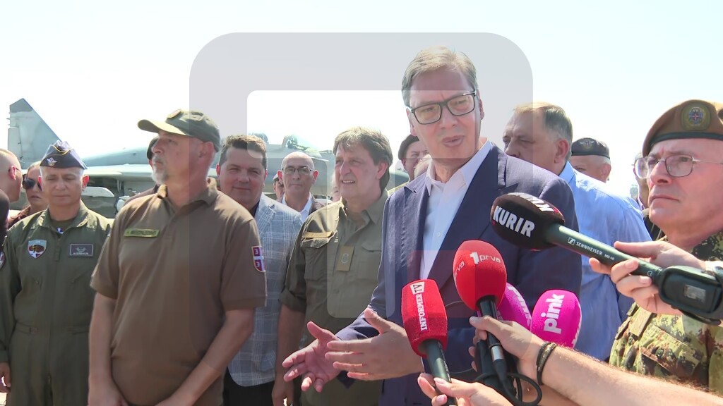 Vučić na prikazu novih sredstava Vojske Srbije na aerodromu Batajnica