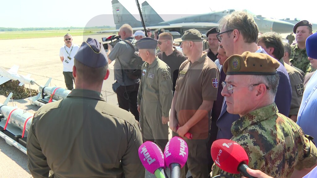 Vučić na prikazu novih sredstava Vojske Srbije na aerodromu Batajnica