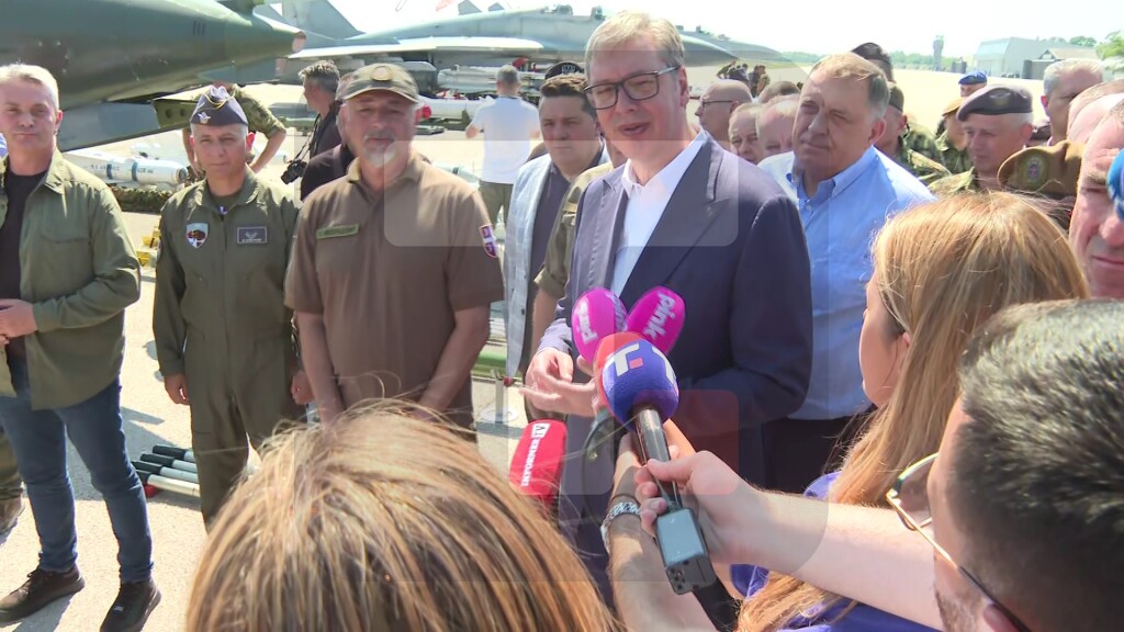 Vučić na prikazu novih sredstava Vojske Srbije na aerodromu Batajnica