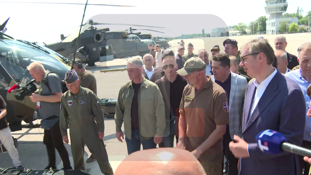 Vučić na prikazu novih sredstava Vojske Srbije na aerodromu Batajnica