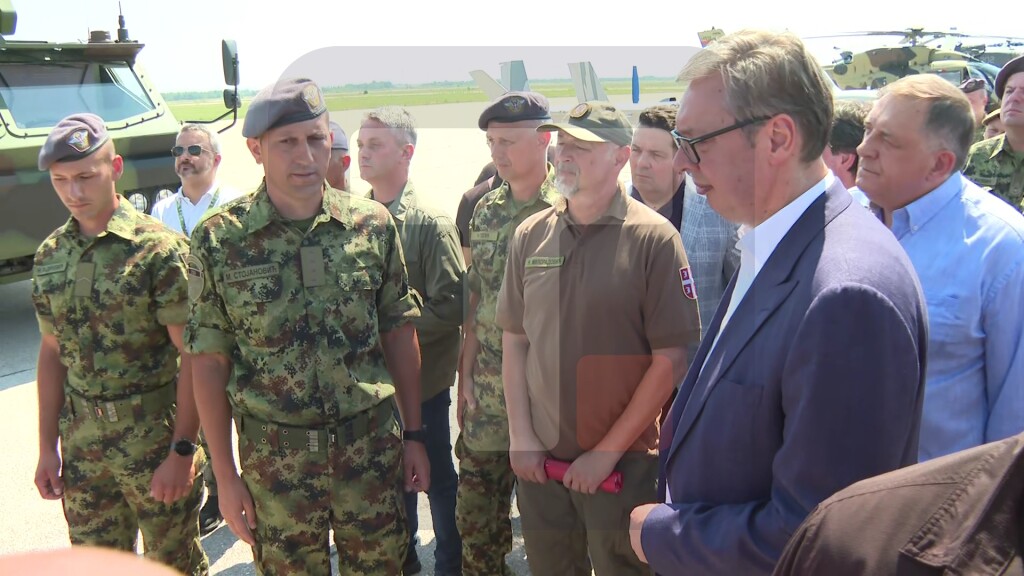 Vučić: Naša vojska je sve snažnija, naše odbrambene kapacitete će pojačati vojni rok, od marta krećemo sa time