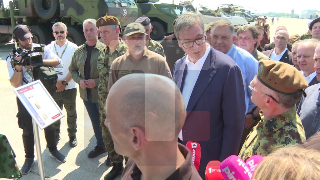 Vučić na prikazu novih sredstava Vojske Srbije na aerodromu Batajnica