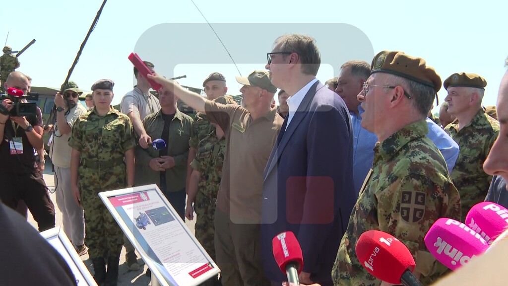 Vučić na prikazu novih sredstava Vojske Srbije na aerodromu Batajnica