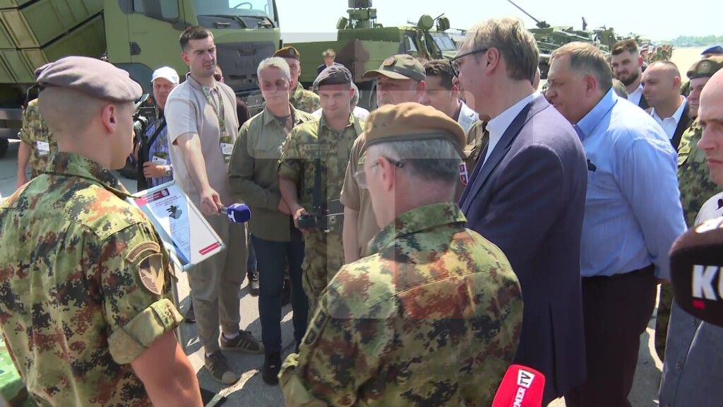 Vučić na prikazu novih sredstava Vojske Srbije na aerodromu Batajnica