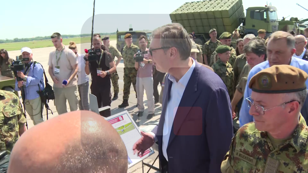 Vučić na prikazu novih sredstava Vojske Srbije na aerodromu Batajnica