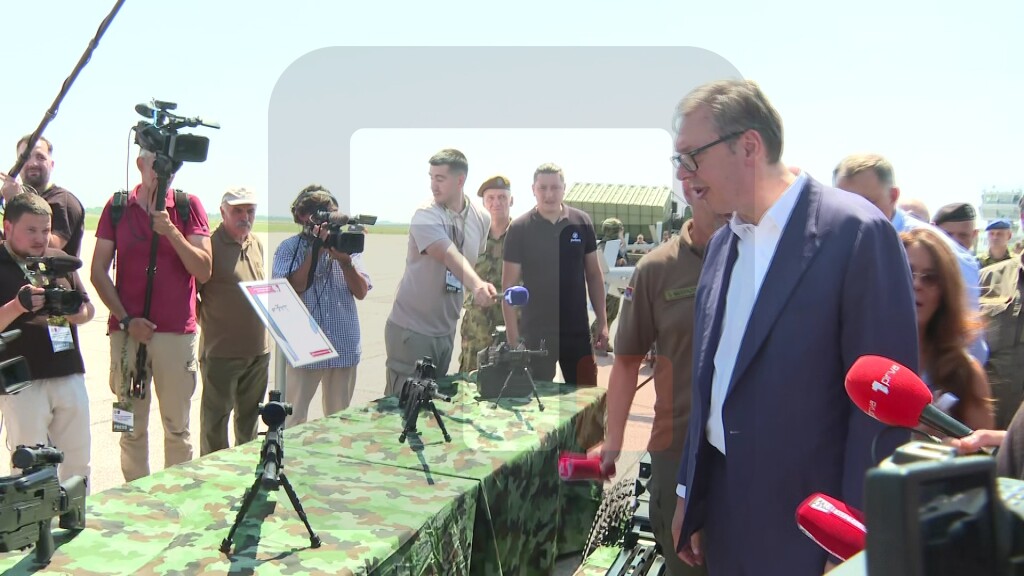 Vučić na prikazu novih sredstava Vojske Srbije na aerodromu Batajnica