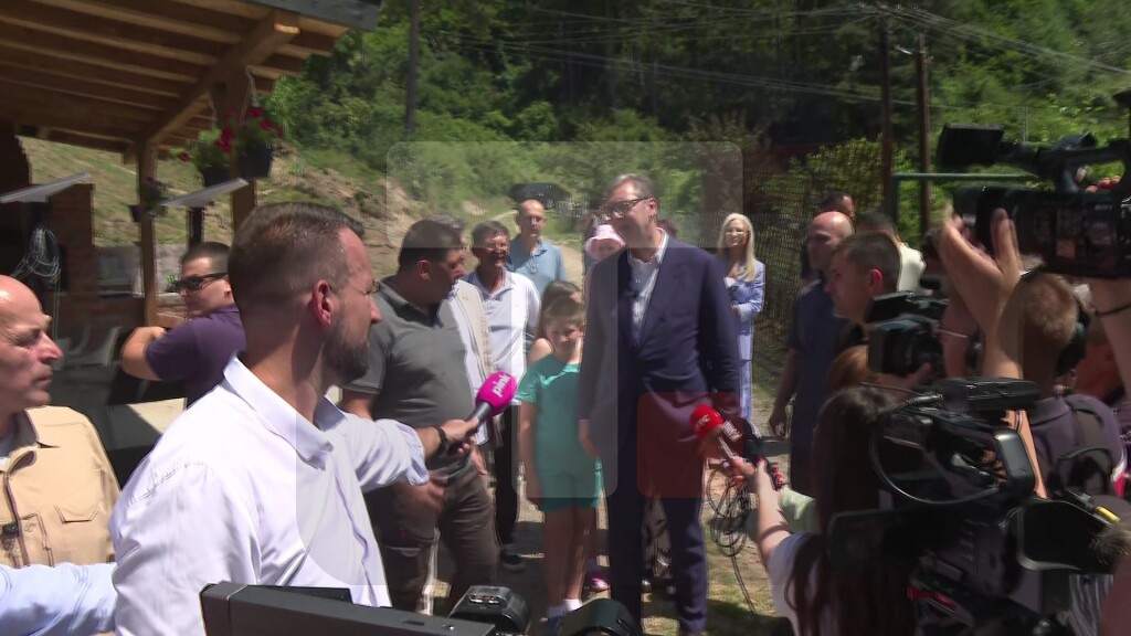 Vučić: Malo šta roditelji petoro dece mogu da urade sa primanjima od 1000 evra
