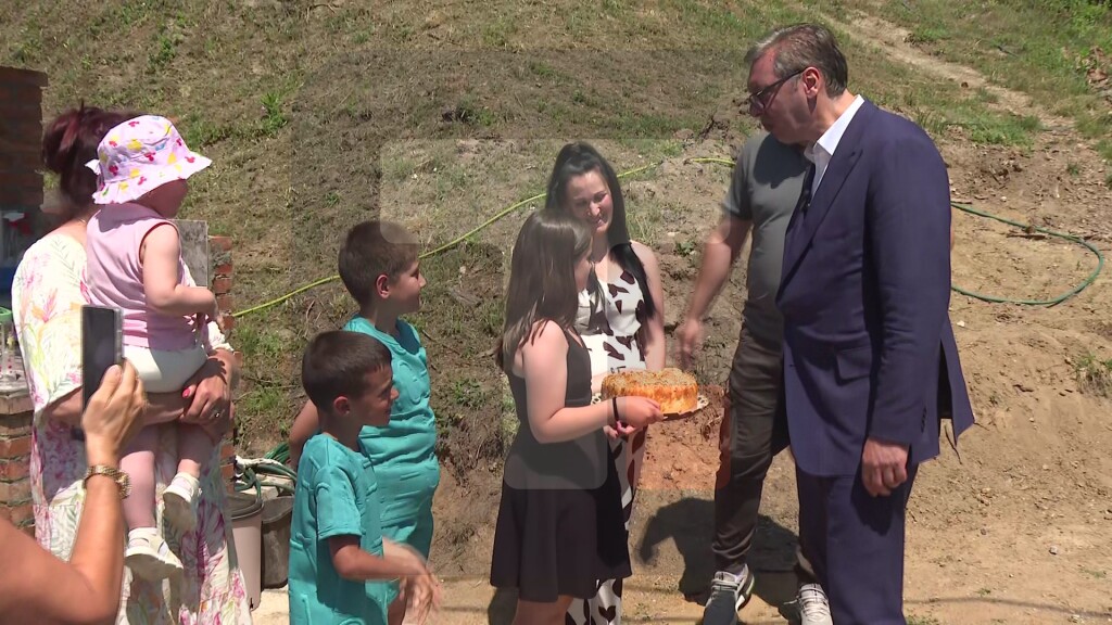Predsednik Vučić u poseti porodici Veljković u Senjskom rudniku