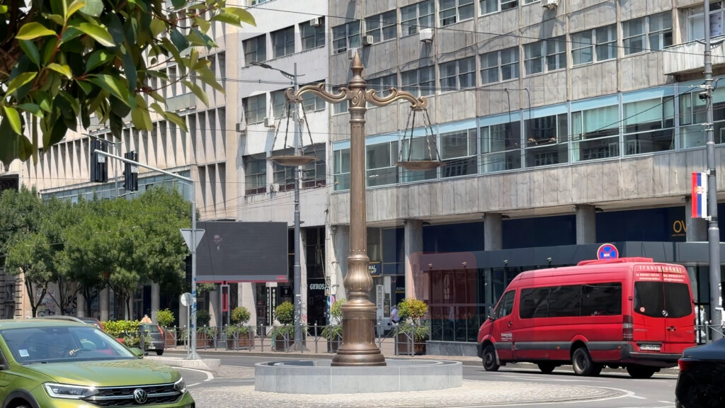 Na Terazijama postavljena skulptura u obliku vage sa dva tasa