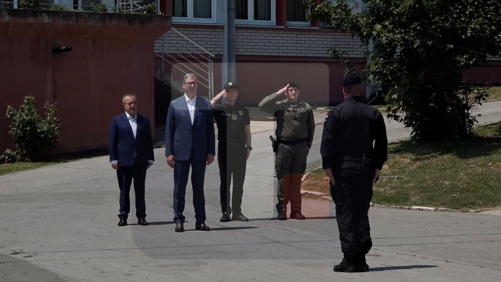 Vučić i Dačić na pokaznoj vežbi Žandarmerije