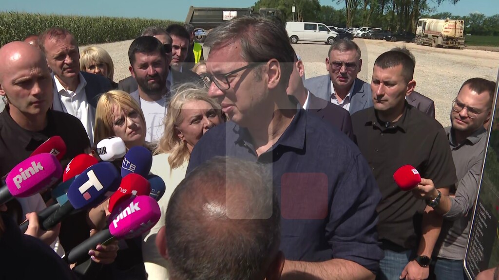 Vučić: Prave mi mašinu koja će moći na mom telefonu da mi pokaže kad je i da li je neka rupa na putu bila popravljena