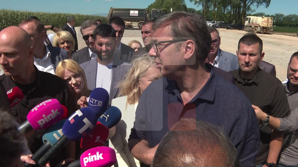 Vučić: "Osmeh Vojvodine" i investitori donose život manjim mestima