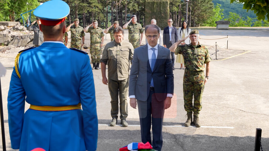 Položen venac na spomenik stradalim pripadnicima vojske tokom NATO agresije u Kuršumliji