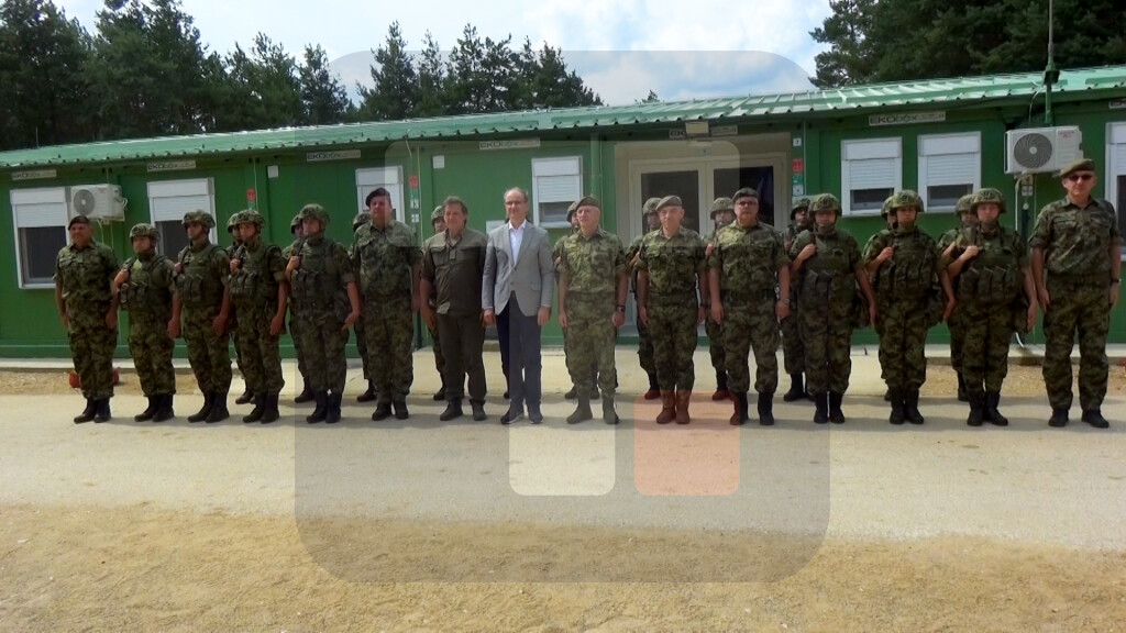 Obilazak pripadnika Vojske Srbije angažovanih u Kopnenoj zoni bezbednosti, u bazi "Merdare"