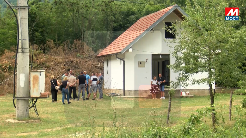 Perović sa vlasnicima vikendica i kuća na jezeru Gazivode