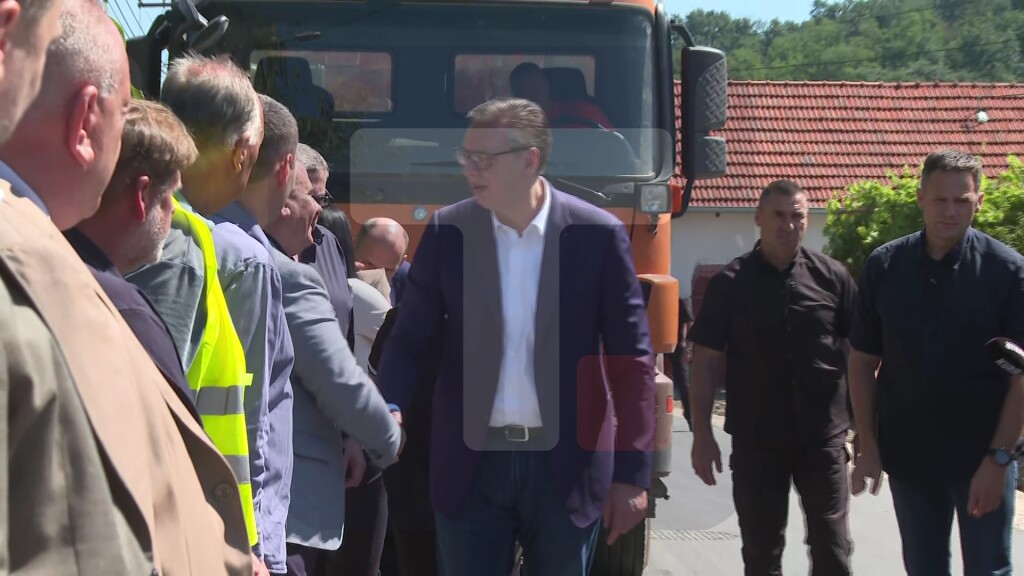 Vučić obilazi završne radove na modernizaciji puta između Gornjih i Donjih Sinkovaca
