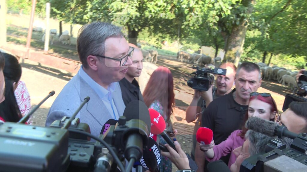 Vučić: Važno je da domaćini mogu da prežive, ove godine su se lomile grane od voćnog roda