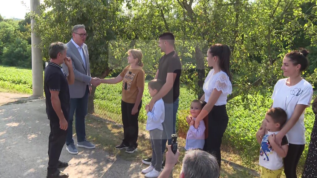 Vučić u poseti domaćinstvu Todorović u Jadranskoj Lešnici kod Loznice