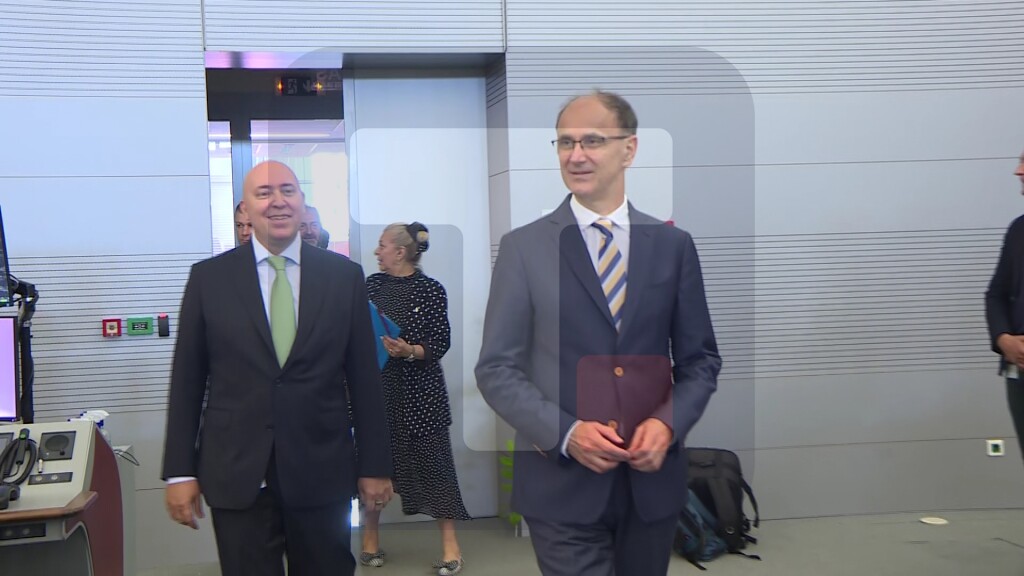 Predsednik vlade posetio je Kontrolu letenja Srbije i Crne Gore (SMATSA)