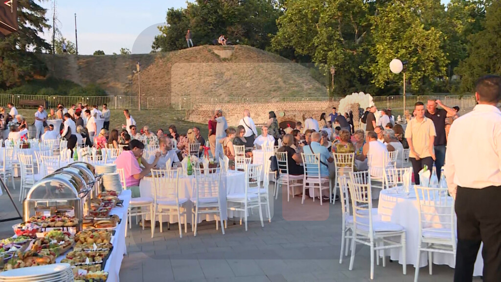 „Veče zahvalnosti“ na platou ispred spomenika „Pobednik“