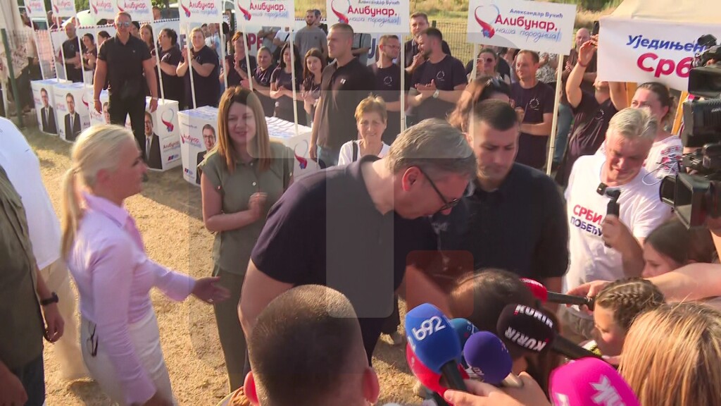 Vučić u Vladimirovcu razgovara sa građanima