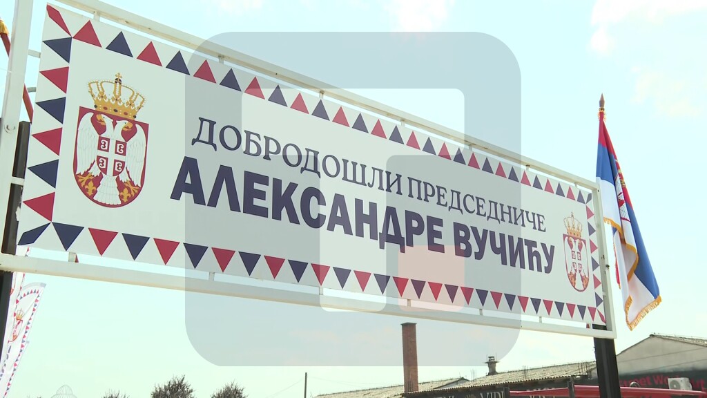Vučića je dočekao veliki broj građana, sa zastavama Srbije i SNS-a