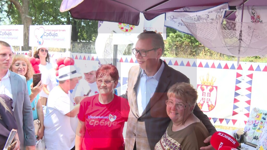Vučić stigao u Lapovo gde će razgovarati sa građanima