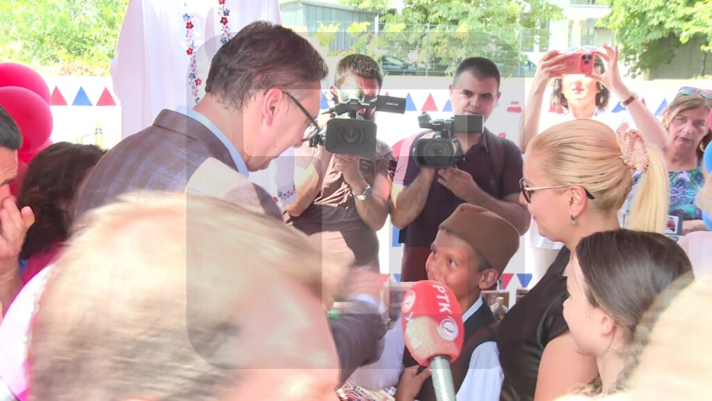 Vučić u razgovoru sa meštanima Lapova