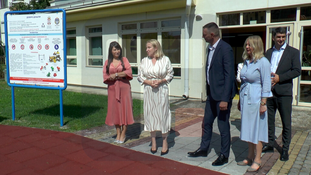 Paunović u obilasku rekonstruisanog dečjeg igrališta u Predškolskoj ustanovi „Olga Grbić“ u Kosjeriću