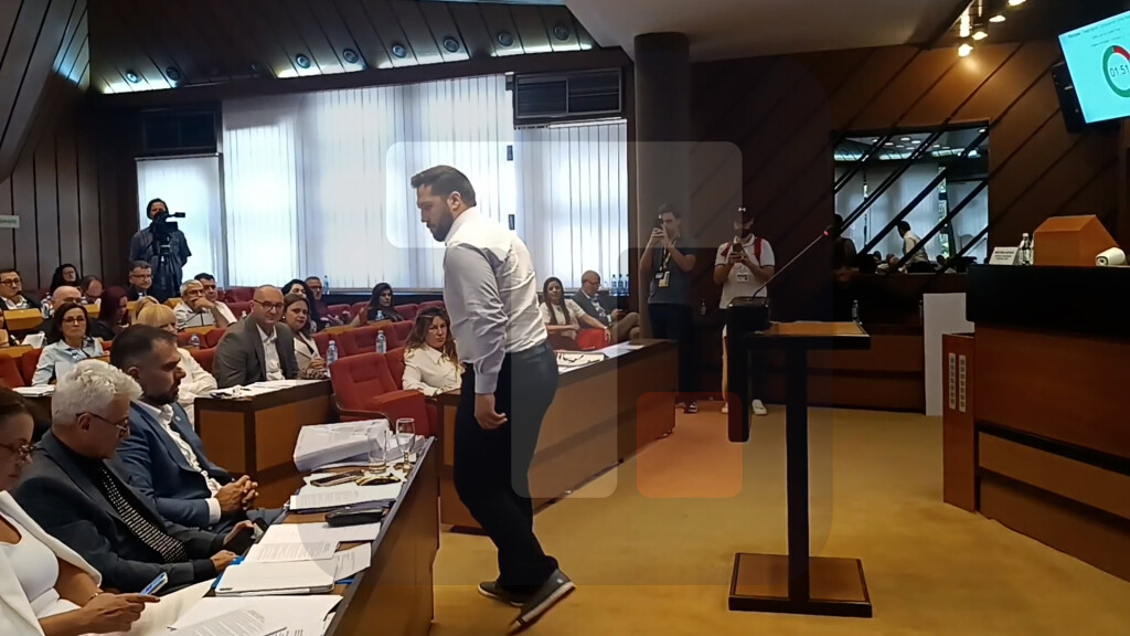 Pogačar u Skupštini NS bacio materijale ispred Mićina, pauza zbog rasprave odbornika