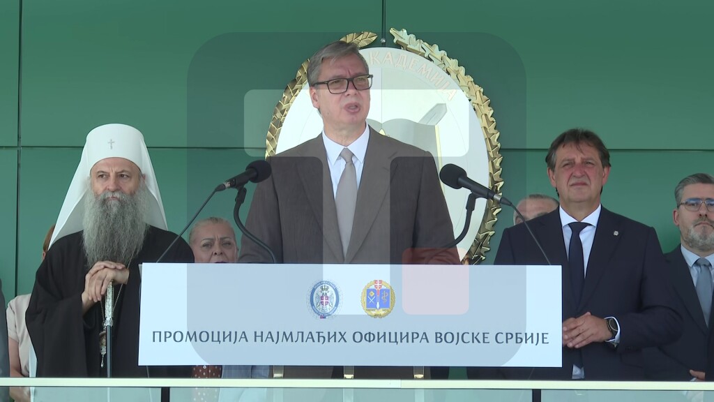 Vučić: Uspeli smo tokom godina da podignemo standard života naših vojnika