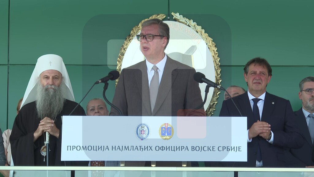 Vučić: Pred mladim oficirima vojske Srbije su teški dani, niko ne može da vam oduzme hrabrost, odvažnost i znanje