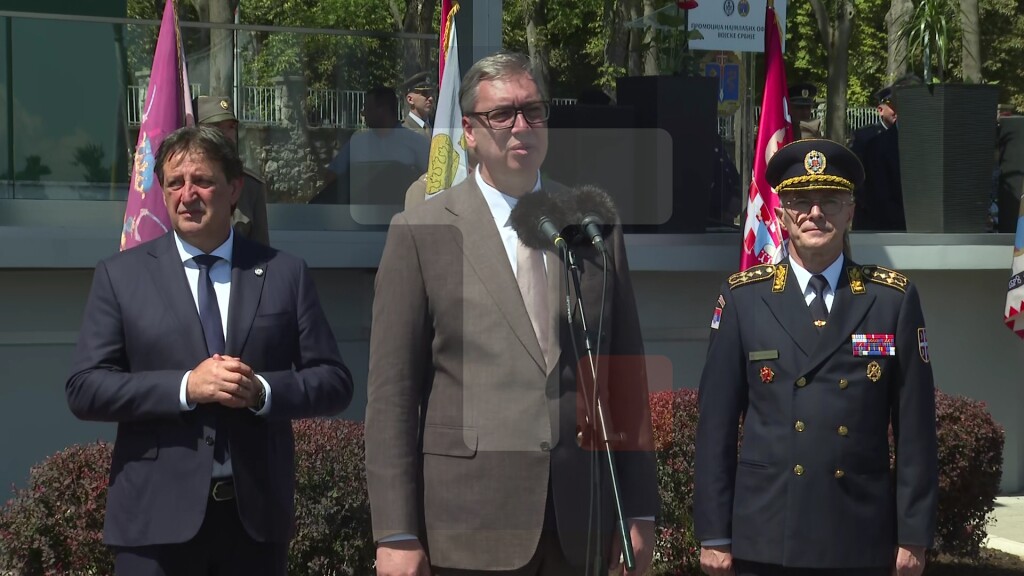 Vučić: Nisam video toliko neobrazovanih i nepismenih ljudi kao što su ovi što mi napadaju porodicu, volim svoje roditelje najviše na svetu