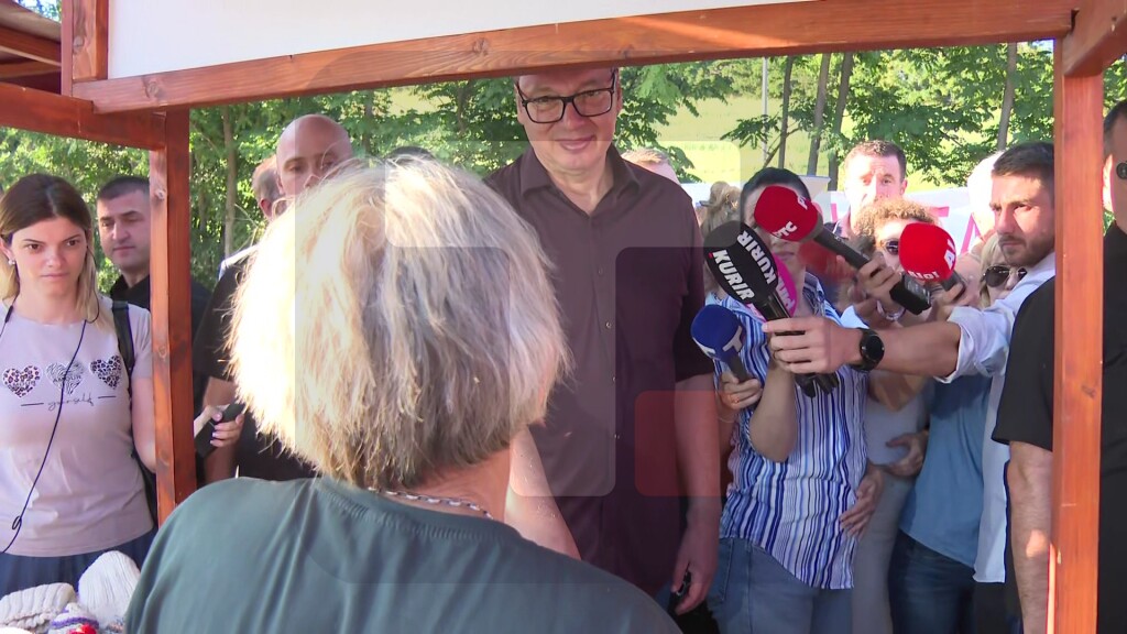 Vučić razgovara sa građanima u selu Drežnik kod Užica