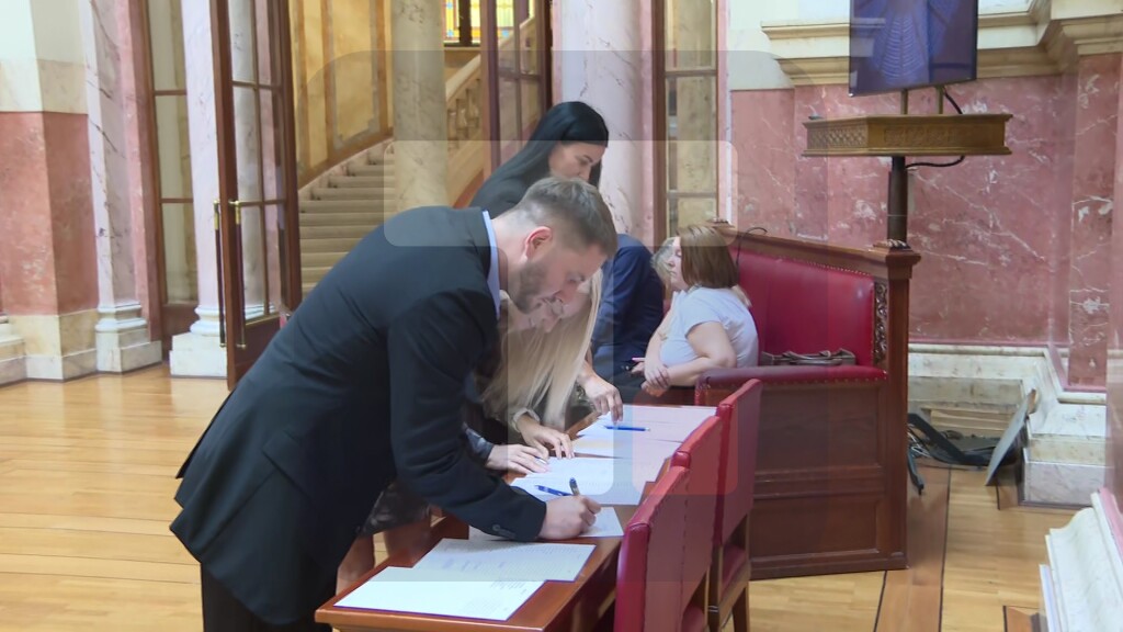 Dolazak poslanika na vanrednu sednicu Skupštine