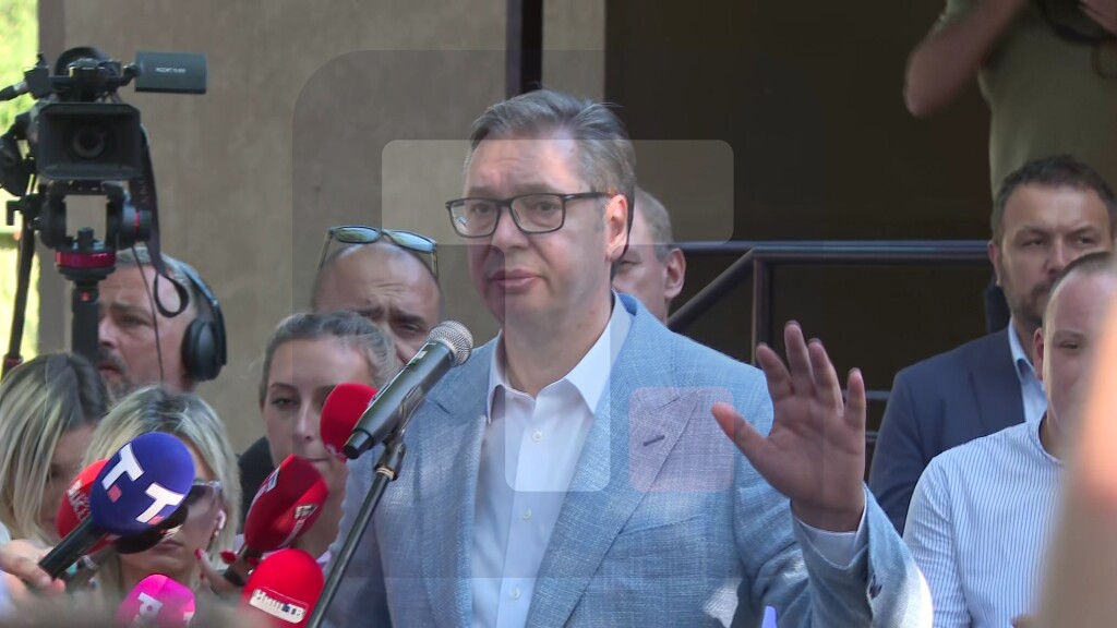Vučić: U naredna tri dana ćemo izaći na teren sa mašinama da uradimo puteve u ovom kraju