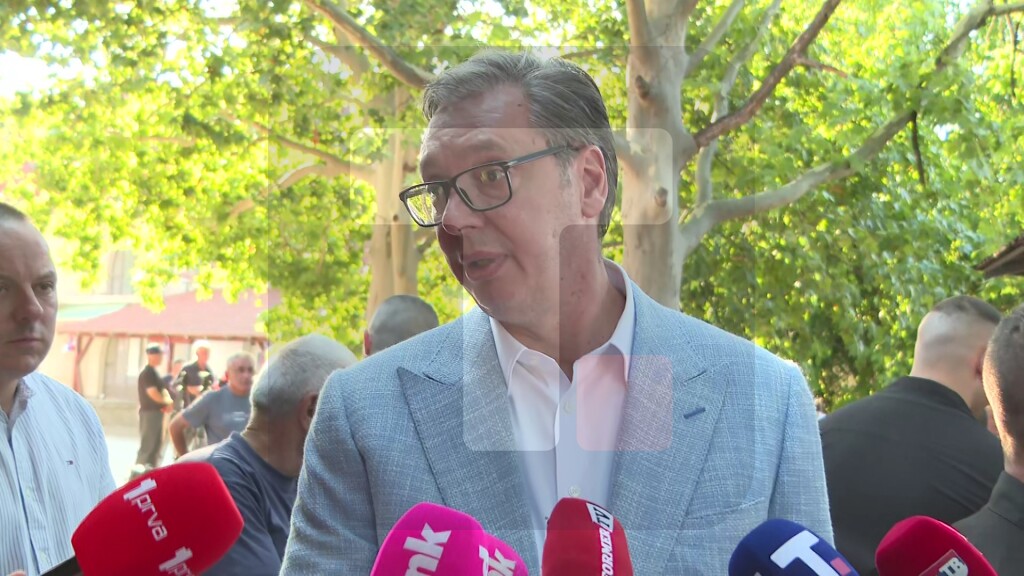 Vučić: Mobilne apoteke trenutno ne možemo da finansiramo, propašće država ukoliko i to uvedemo