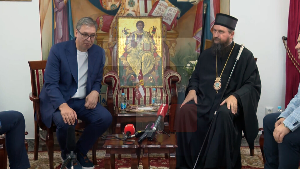 Vučić posetio manastir Rmanj u Martin Brodu