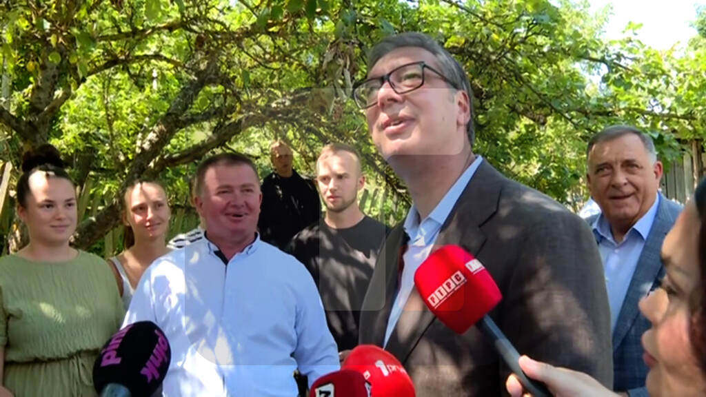 Predsednika Vučića dočekala porodica Ilić u porodičnoj kući